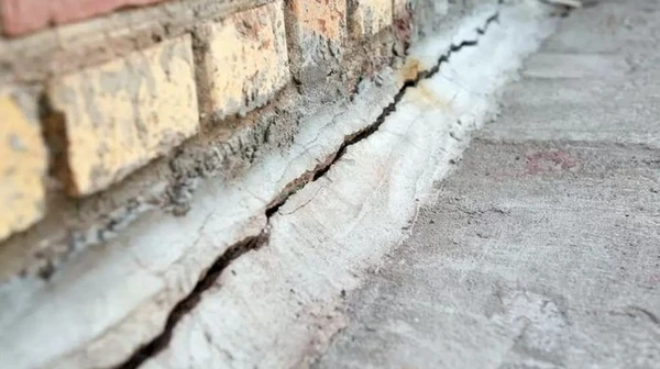 ഒരു വീടിൻ്റെ അടിത്തറയ്ക്ക് അടിയന്തിരമായി അറ്റകുറ്റപ്പണികൾ ആവശ്യമാണെന്ന് എങ്ങനെ മനസ്സിലാക്കാം